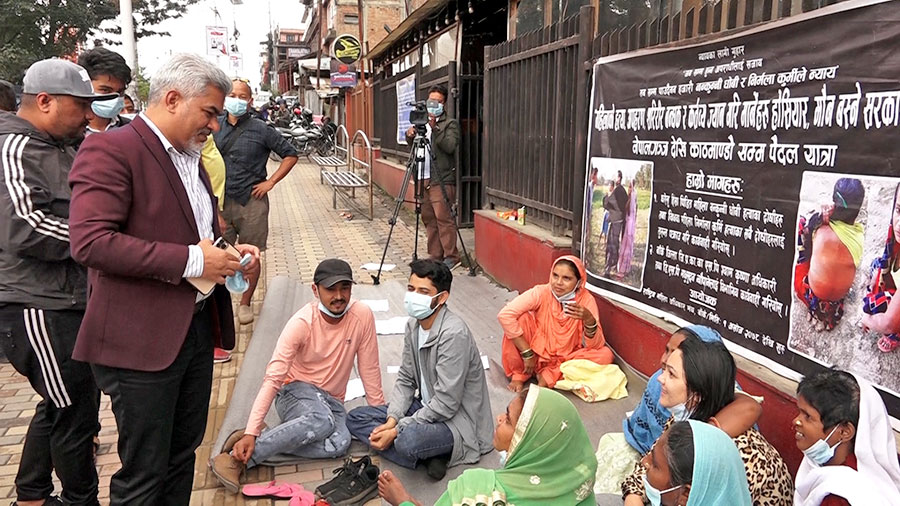 माइतीघरमा धर्ना बसेका महिलासँग महिला र मुस्लिम आयोगका अध्‍यक्षले गरे भेट