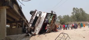 सर्लाहीमा पुलबाट बस खस्दा&hellip;