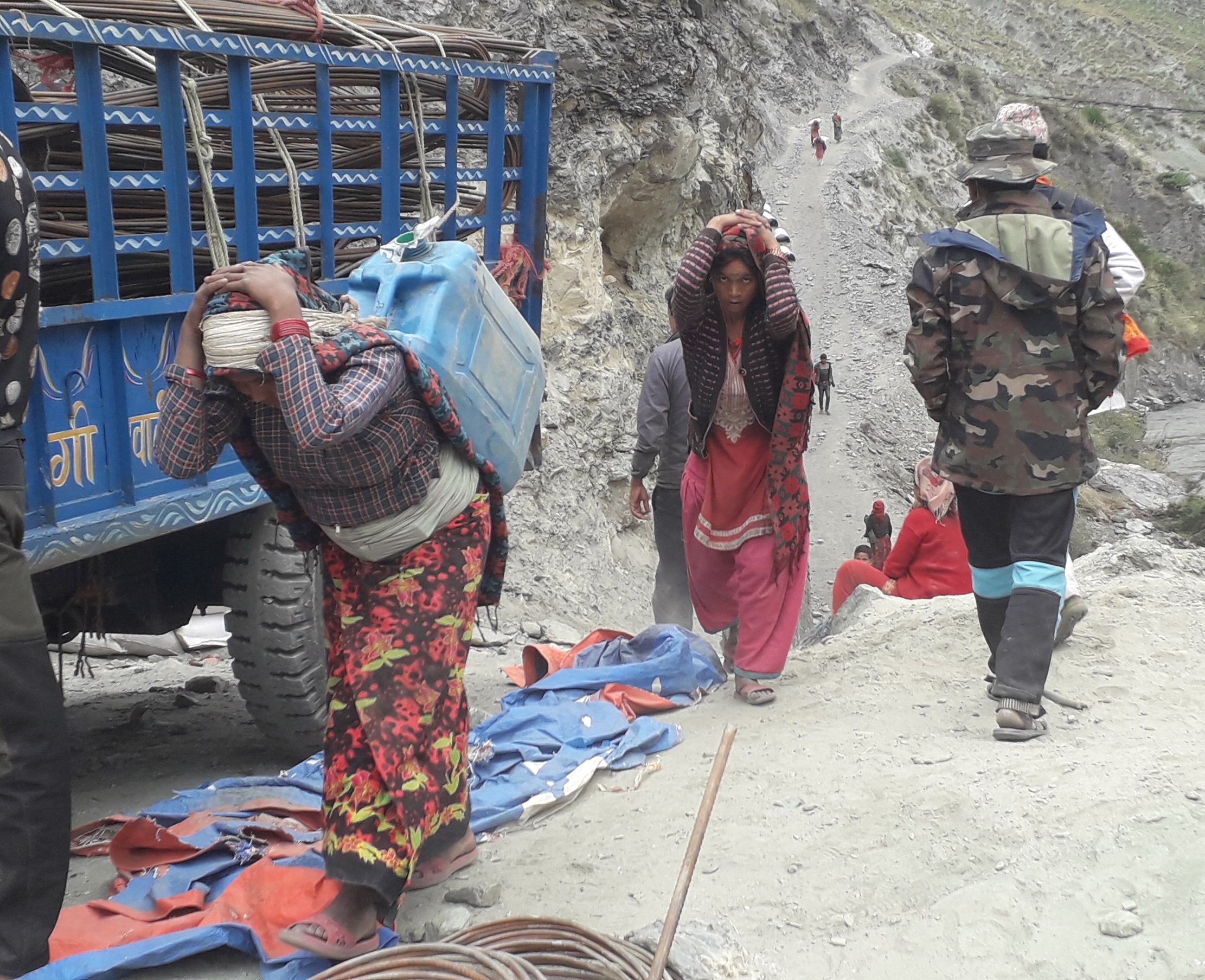 मजदुरहरू भन्छन्– हामीहरूलाई दलको रंग नदिनुहोस्, हामी कसैका पनि होइनौँ