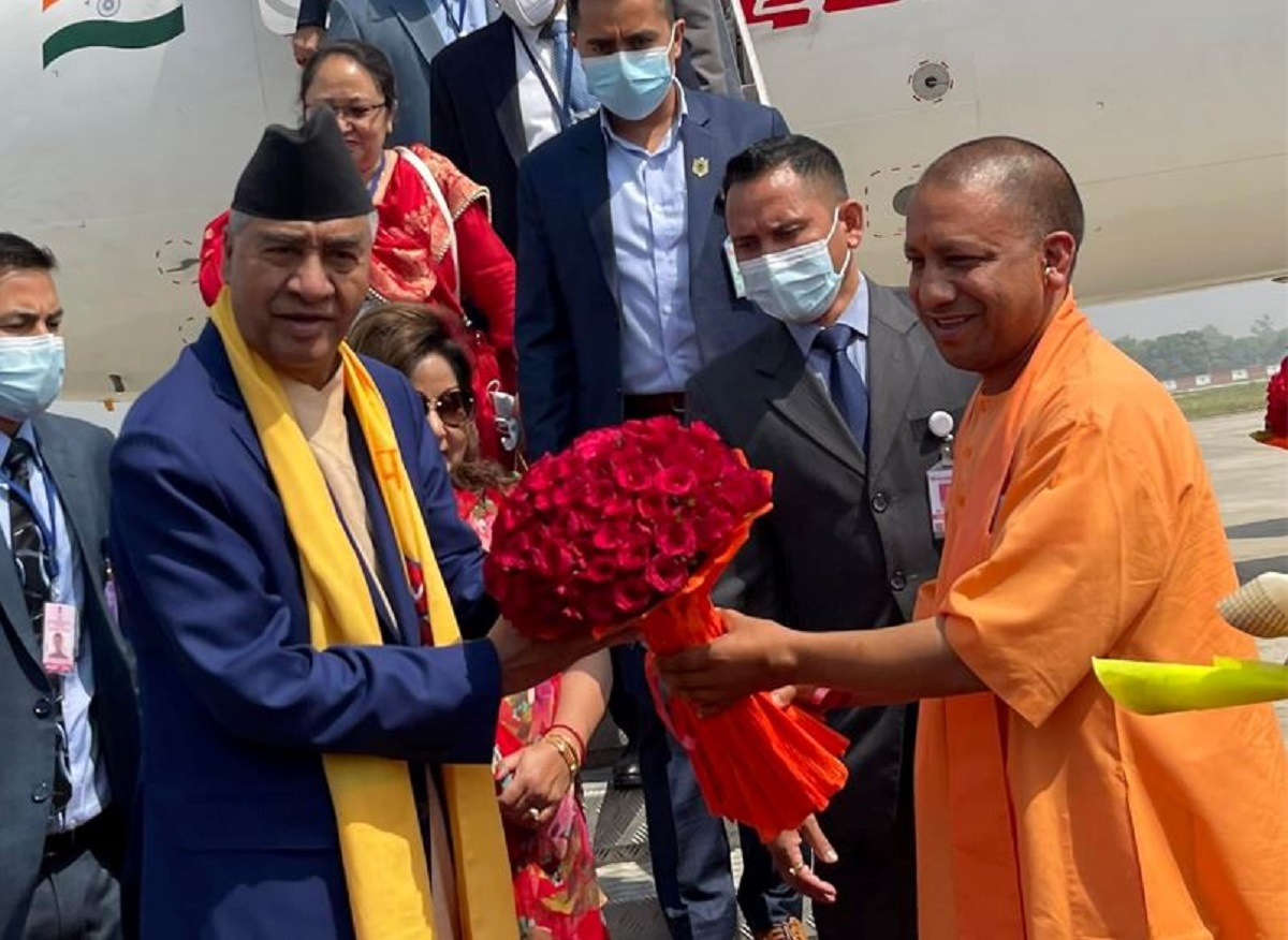 प्रधानमन्त्री देउवा बनारस पुगे, बनारसमा मुख्यमन्त्री आदित्यनाथले गरे स्वागत