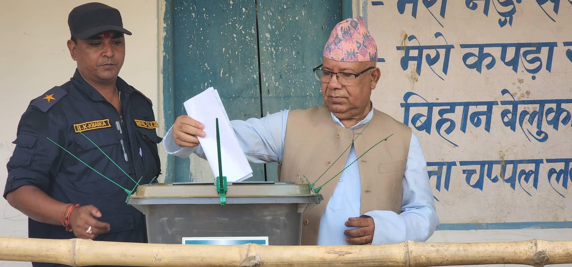रौतहटबाट माधव नेपालले गरे मतदान