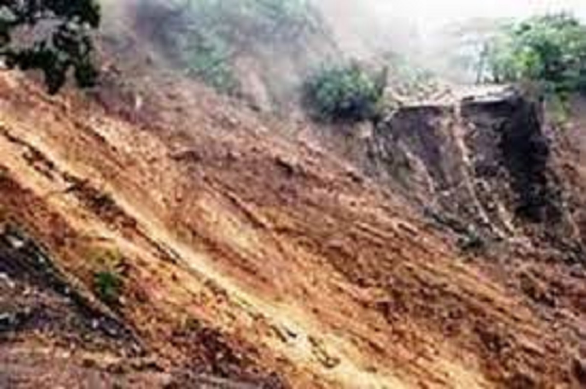 विभिन्न स्थानमा पहिरोले पुरिएर तीन जनाको मृत्यु