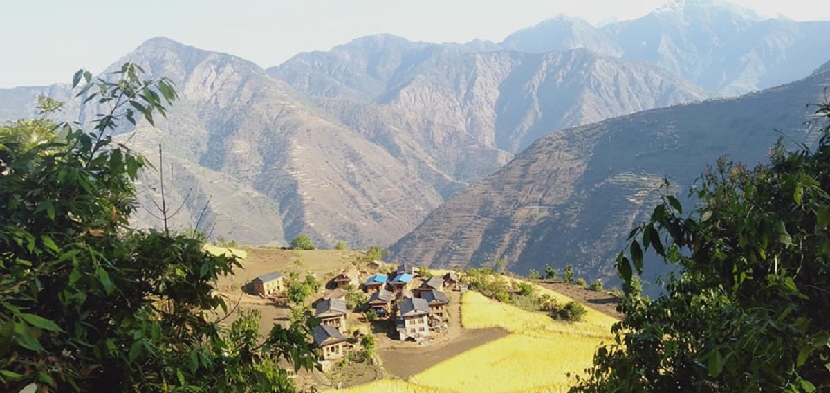 रुकुम पश्चिमको आठबिसकोटमा खरको छाना विस्थापित गर्न जस्तापाता वितरण