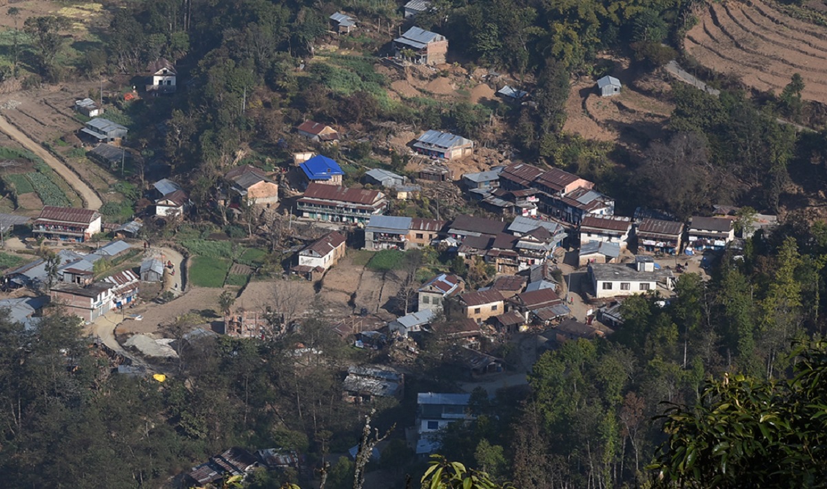 महाँकाल गाउँपालिकाको नाम परिवर्तन निर्णय विवादमा, ज्ञापनपत्र बुझाउदै एमाले