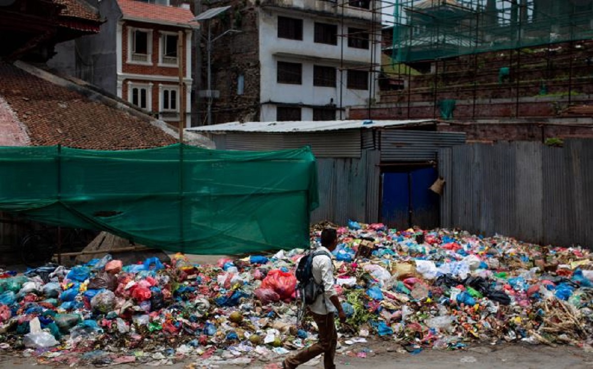 भक्तपुरको कमलविनायक मन्दिर परिसरमा दुर्गन्ध, फोहोर संकलन केन्द्रबाट स्थानीय समस्यामा