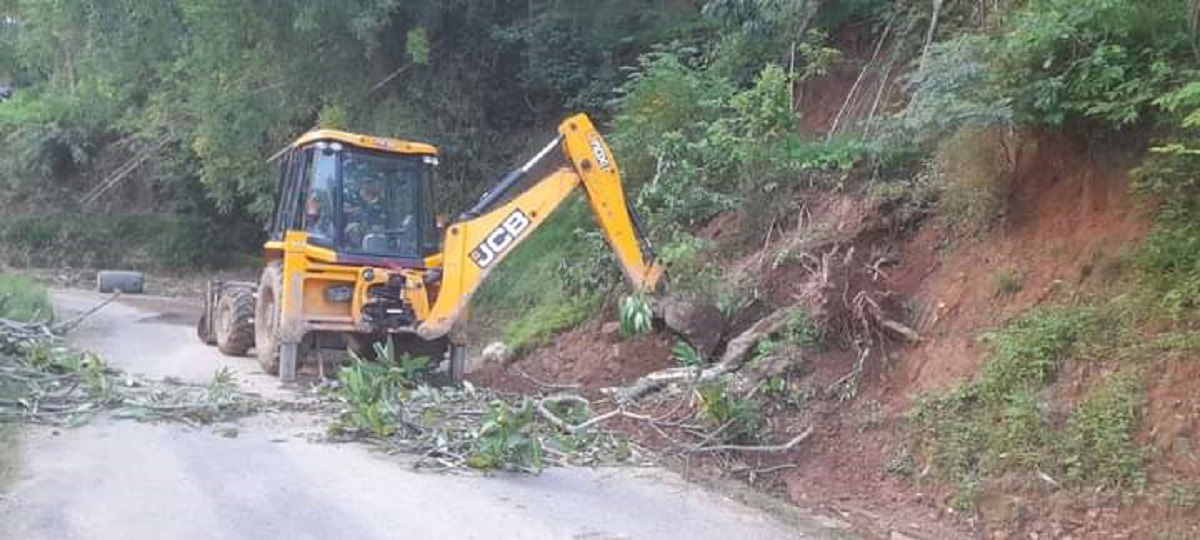 स्थानीयले आफैले हटाउन थाले राइनासको मध्यपहाडी लोकमार्गको पहिरो