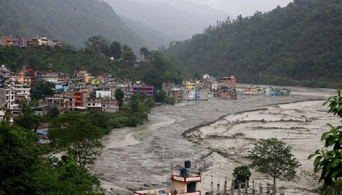 निरन्तरको बर्षा पछि आएको बाढीले मेलम्चीस्थित फट्टेको पुलमा क्षति