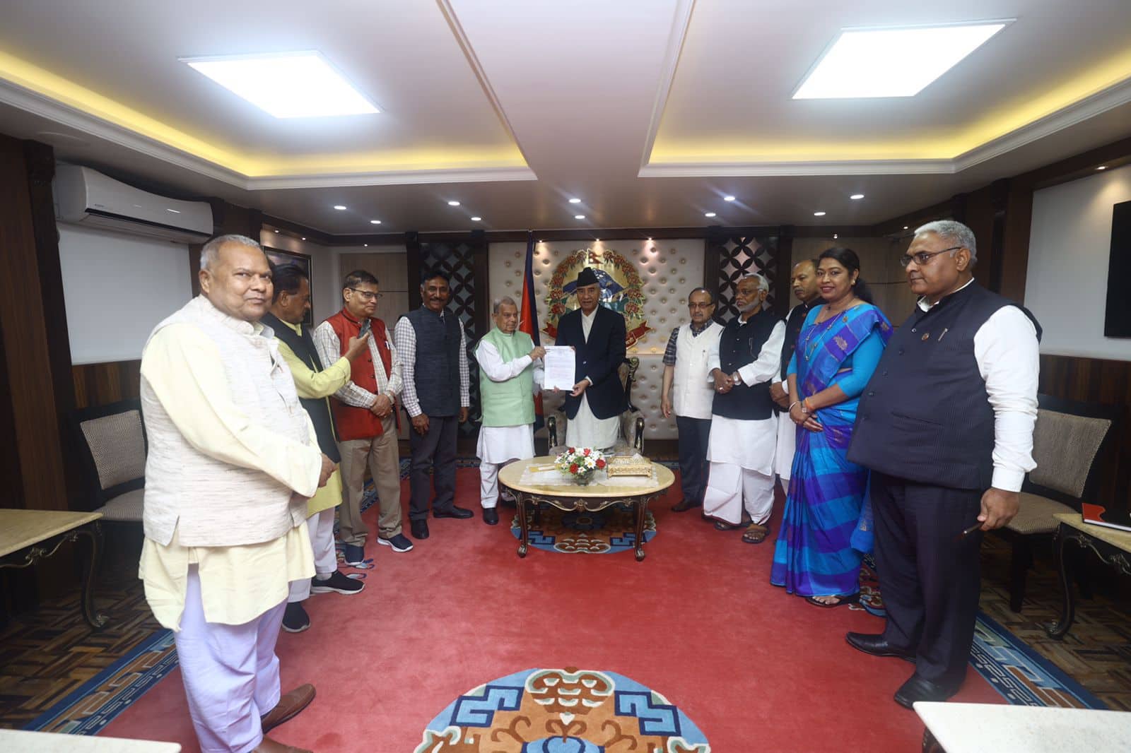 बालुवाटारमा लोसपाले प्रधानमन्त्री देउवालाई बुझायो ११ बुँदे ज्ञापनपत्र