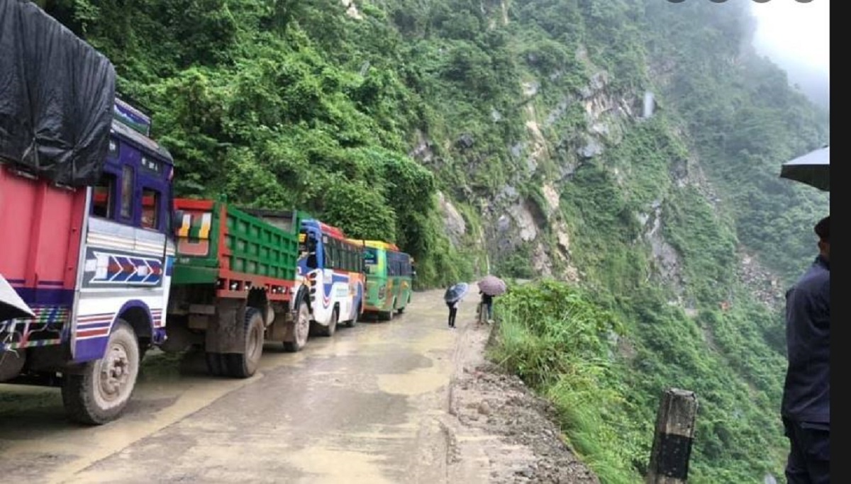 पहिरो खस्दा सिद्धार्थ राजमार्गको सिद्धबाबा सडकखण्ड अवरुद्ध