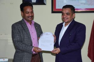 खेलकुदमन्त्री गहतराजद्वारा सुवास शाहीलाई नियुक्ति पत्र हस्तान्तरण