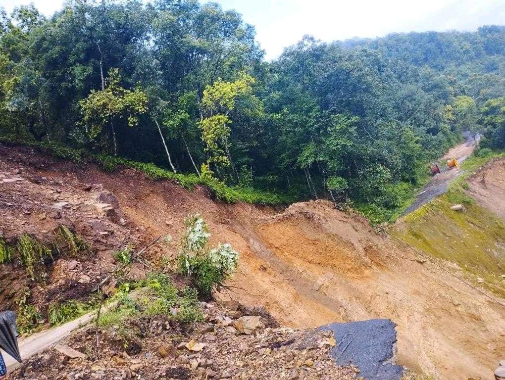 गए रातिदेखि पहिरोले डुम्रे बेसिशहर सडकखण्ड अवरुद्ध