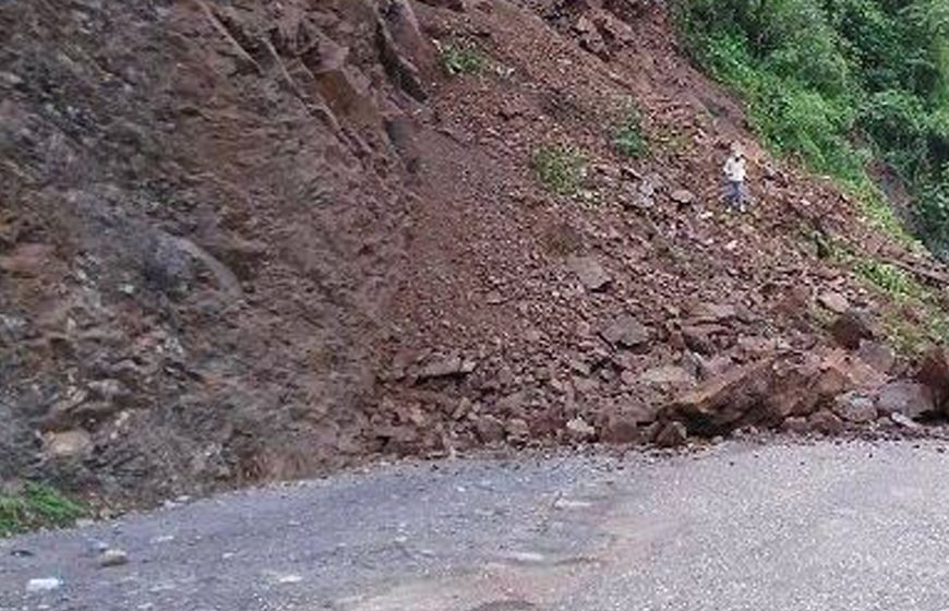 पहिरोले पोल ढल्दा बेँसीशहर-चामे सडक&hellip;