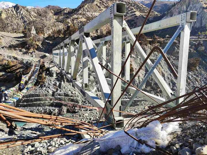 प्रशासनको ताकेताको बेवास्ता गर्दै ठेकदार, वर्षौंदेखि अलपत्र मोटरेबल पुलको निर्माण कार्य