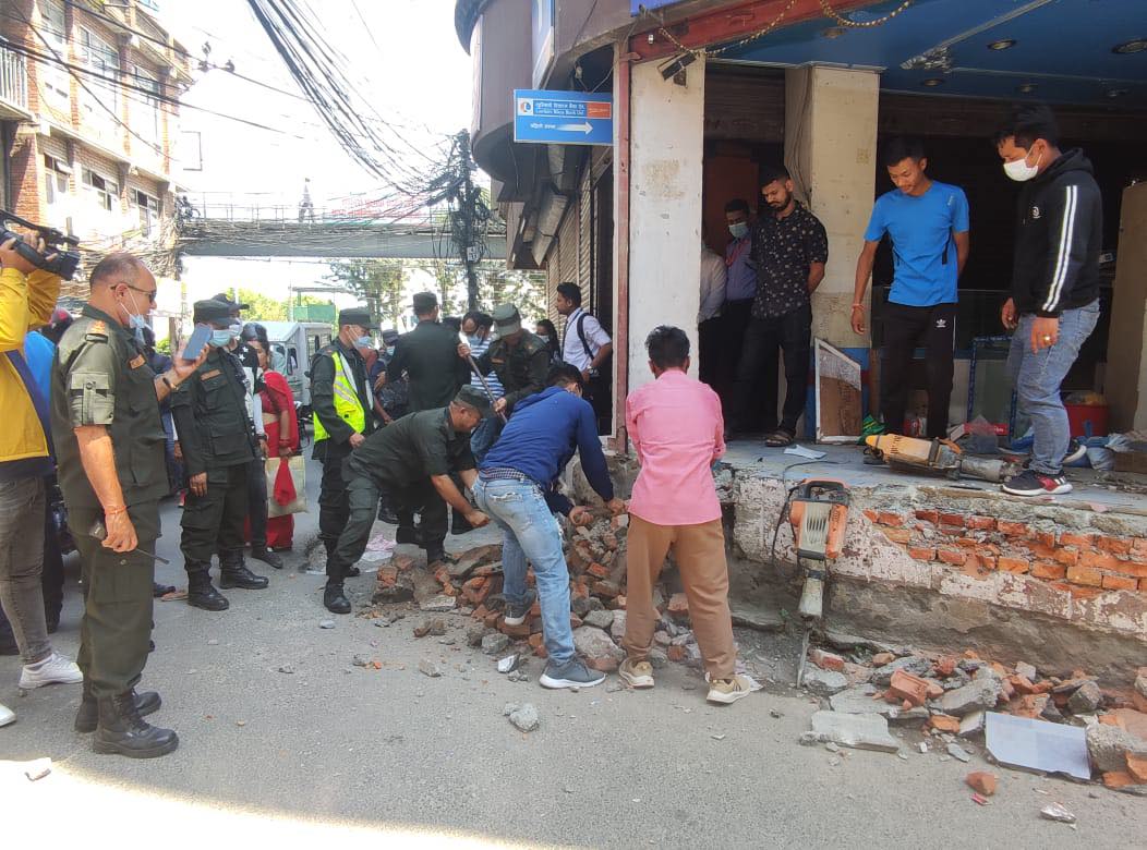 अन्डरग्राउण्ड पार्किङ दुरुपयोग रोक्दै महानगरपालिका (फाेटाे फिचर)￼