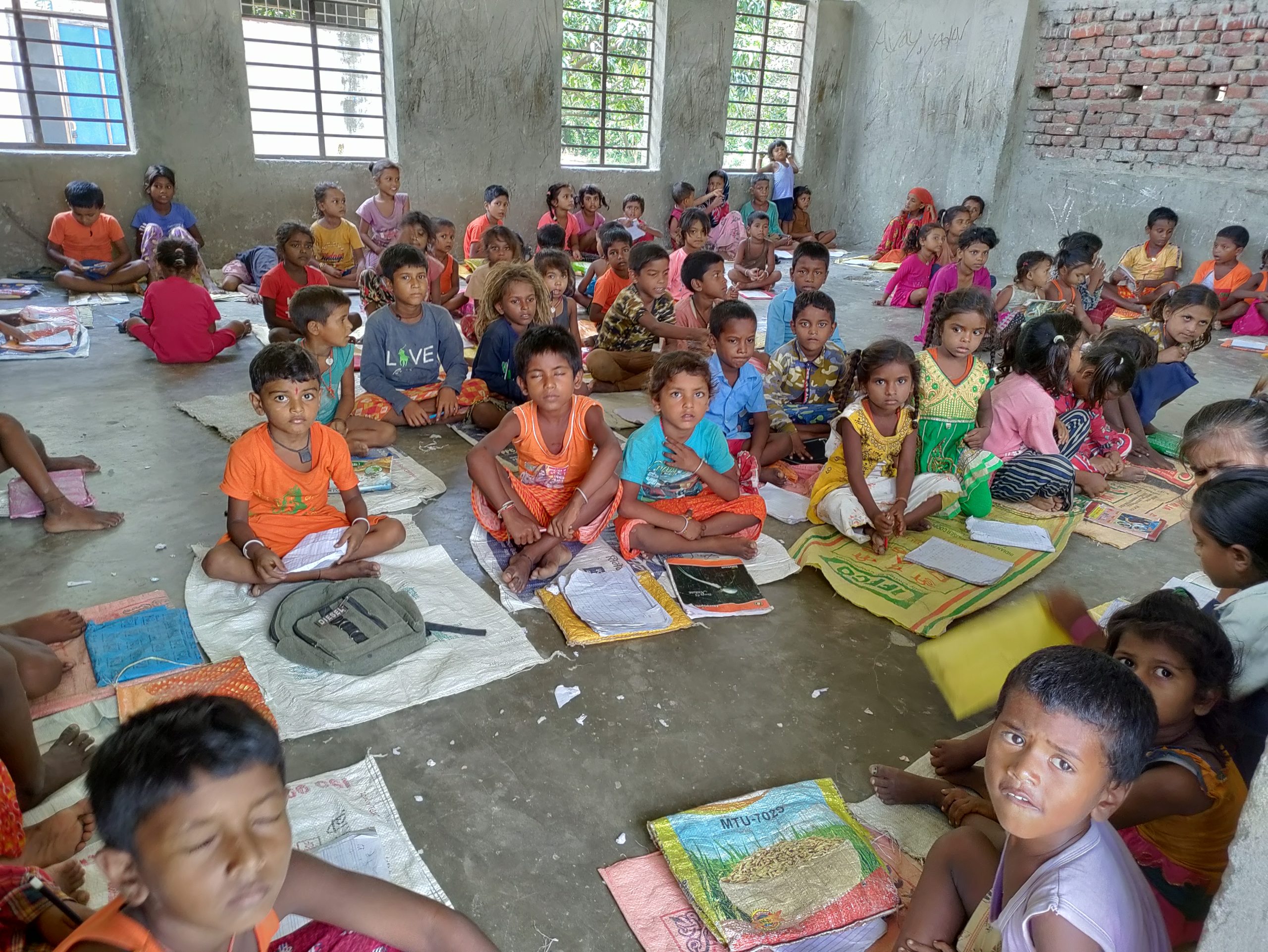 चार सय विद्यार्थी चिसो भुइँमा बसेर पढ्न बाध्य