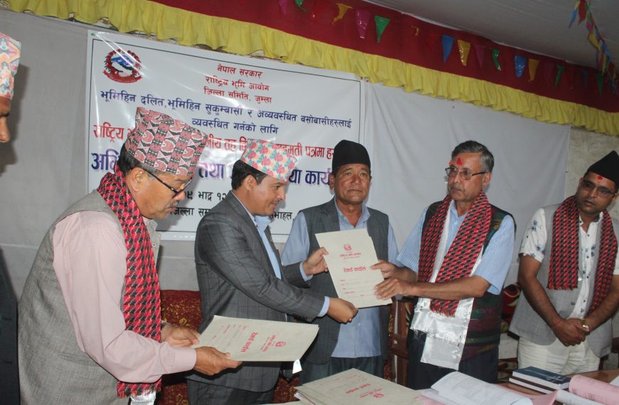  जुम्लाका भूमिहीनको लगत संकलन गर्दै&hellip;