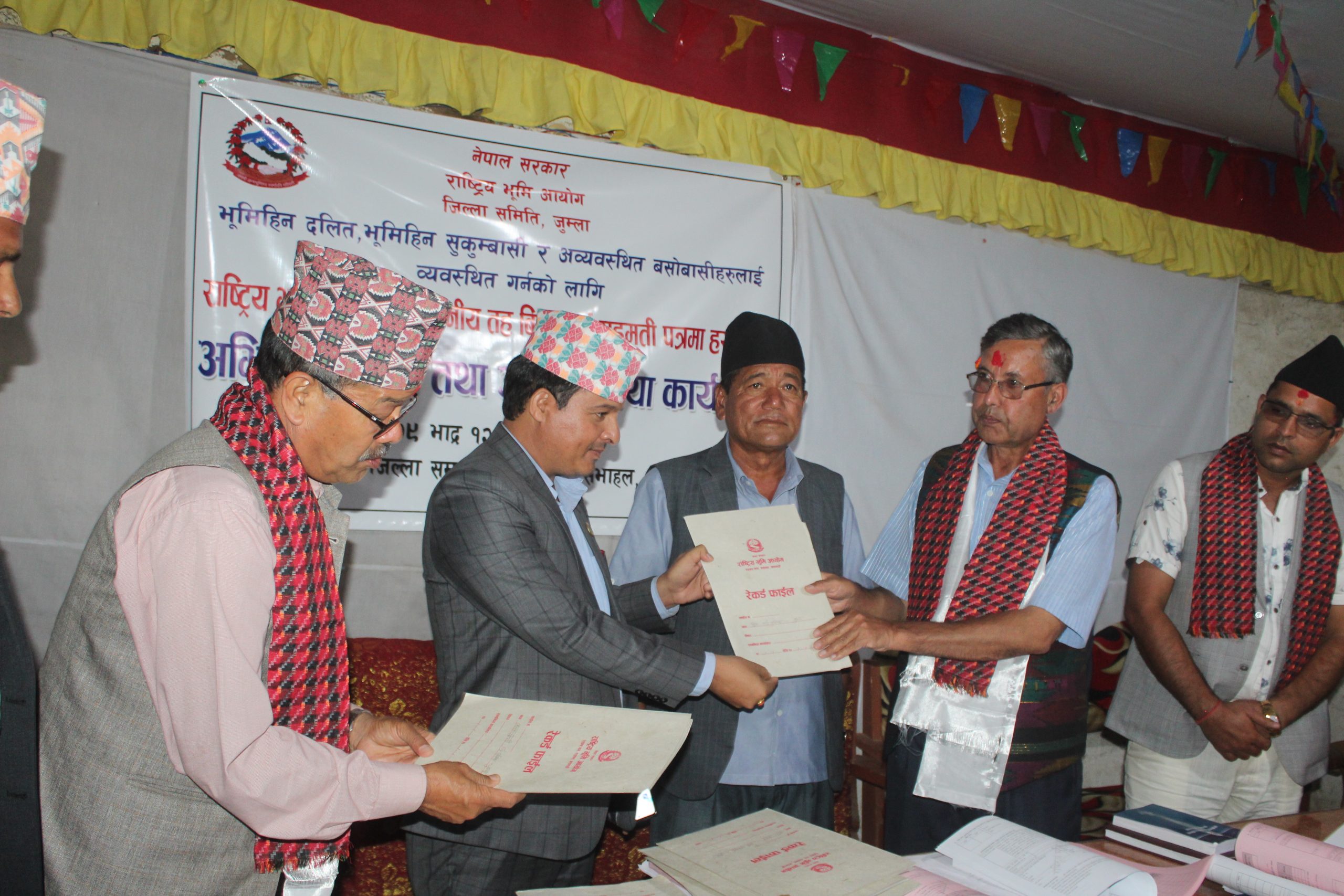  जुम्लाका भूमिहीनको लगत संकलन गर्दै भूमि आयोग￼