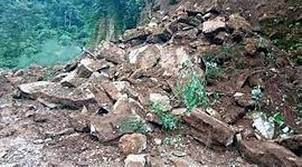 पहिरोका कारण वेशीसहर चामे सडक अवरुद्ध￼