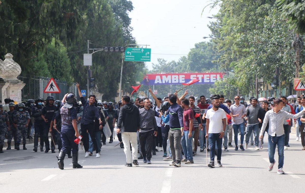 राष्ट्रपतिको पुत्ला दहन गर्न खोज्दा विद्यार्थी र प्रहरीबीच ढुंगा हानाहान