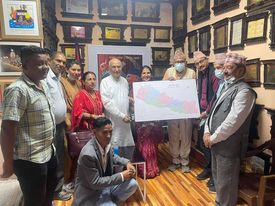 विद्यार्थीका हातहातमा नेपालको नयाँ नक्सा पुर्‍याउन  दुई नेपालीको अभियान