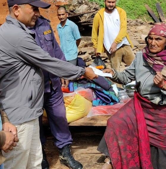 पहिरोपीडितलाई नगदसहित राहत वितरण￼