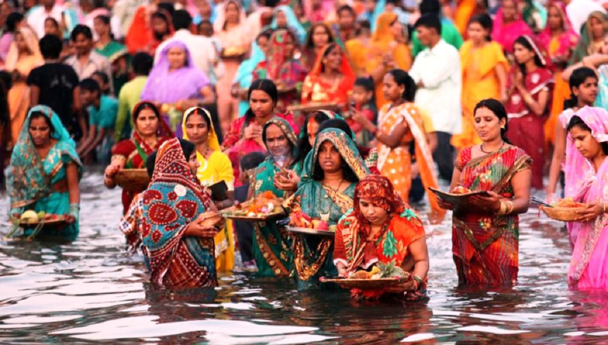 आज छठको अन्तिम दिन, उदाउँदो सूर्यलाई अर्घ्य दिइँदै