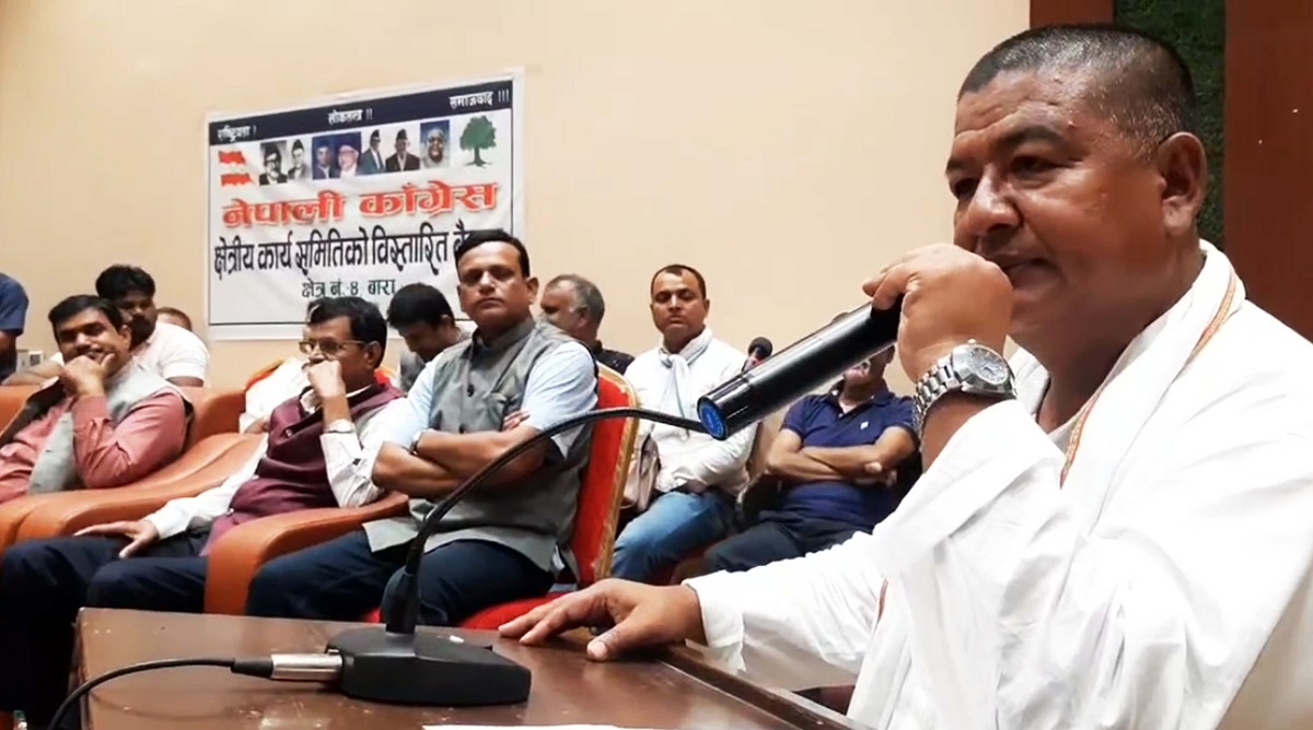 नेकपा एसका उम्मेदवार किसान श्रेष्ठ भाेट माग्नभन्दा कांग्रेसका नेता फकाउन व्यस्त