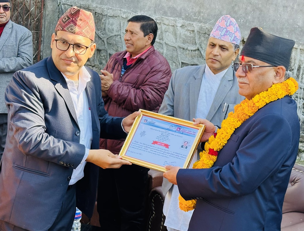 अध्यक्ष  प्रचण्डले लिए गोरखा २ बाट निर्वाचित प्रमाणपत्र