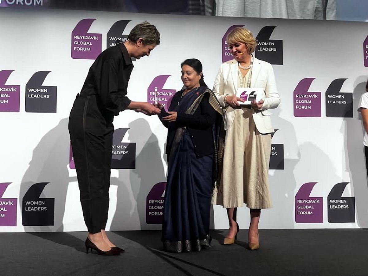 राष्ट्रपति भण्डारीलाई आइल्याण्डमा ‘डब्ल्युपीएल ट्रेलब्लेजर अवार्ड’ प्रदान