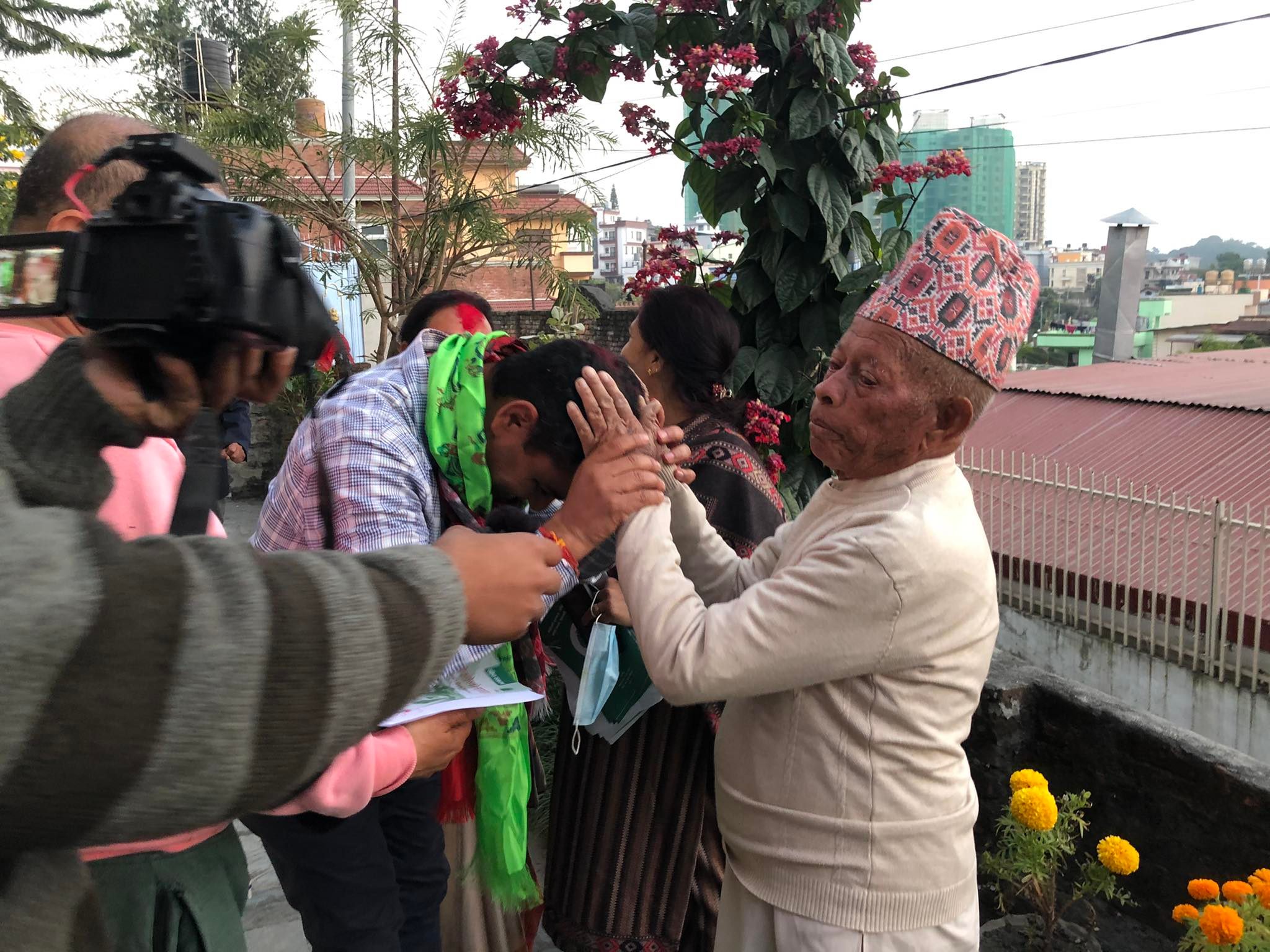 प्रदीप पौडेलको घरदैलो :  युवाको सेल्फी क्रेज, ज्येष्ठ नागरिकको आशिर्वाद