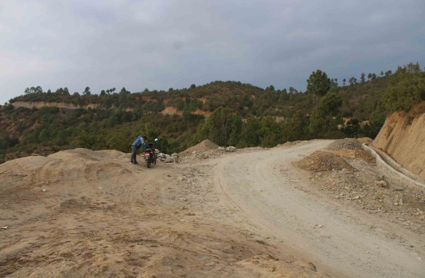 सडक कालोपत्रेकाे माग गर्दै मेयरलाई बुझाइयाे चार मागपत्र