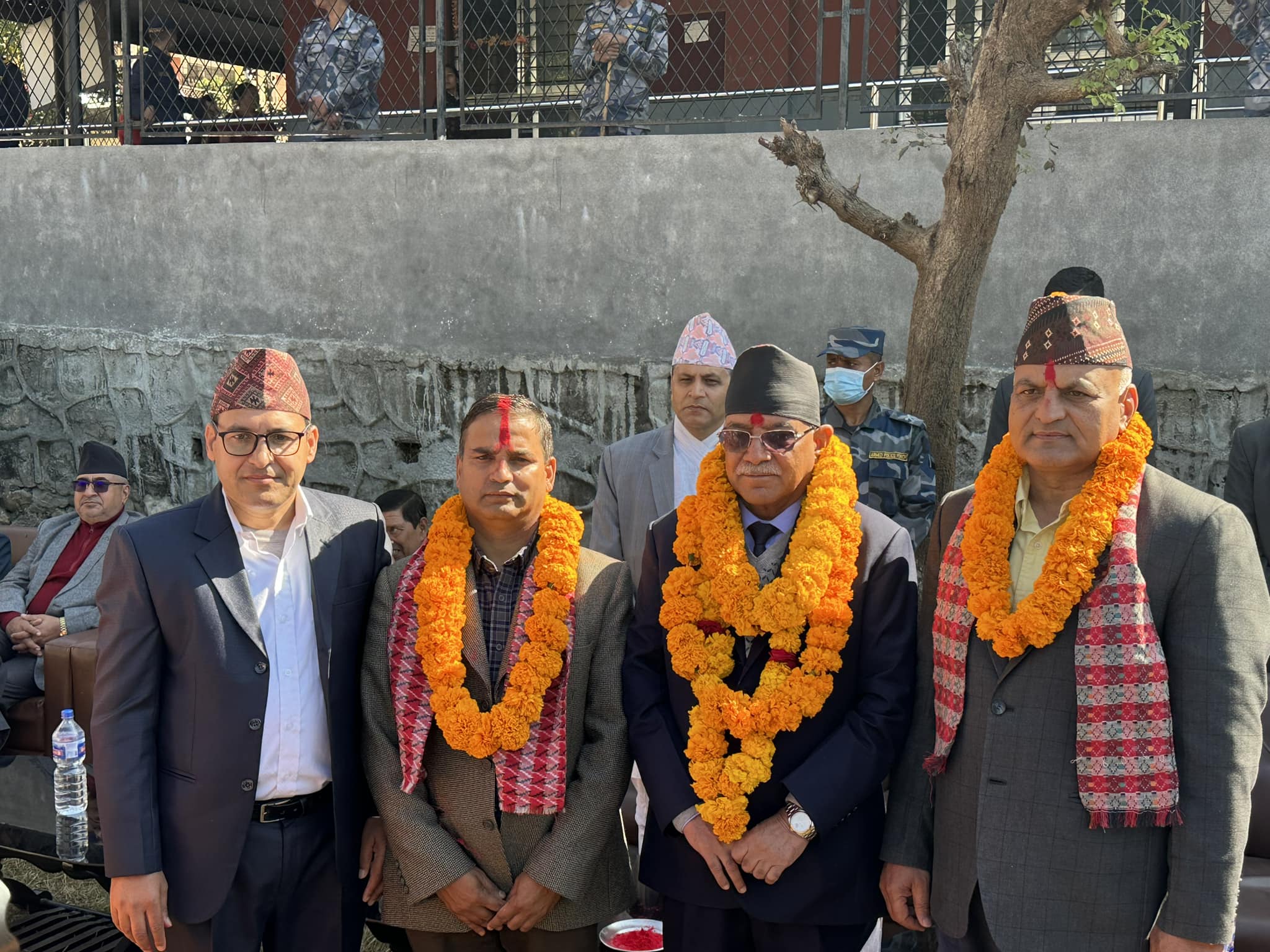 प्रचण्डले लिए गोरखा २ बाट निर्वाचित प्रमाणपत्र, बाबुराम गएनन्