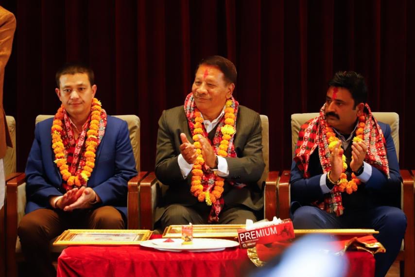 काठमाडौं–१ बाट निर्वाचित प्रकाशमान सिंहले बुझे प्रमाणपत्र