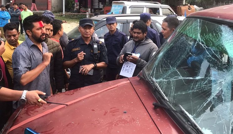 रवि लामिछानेकाे गाडी ताेडफाेड