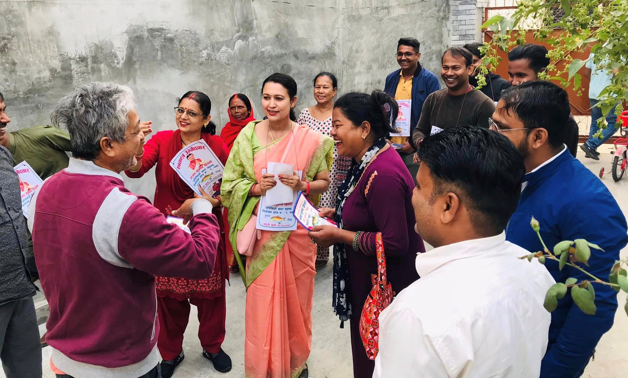 <a>श्रीमानका लागि मत माग्दै श्रीमती मतदाताको घरदैलोमा</a>
