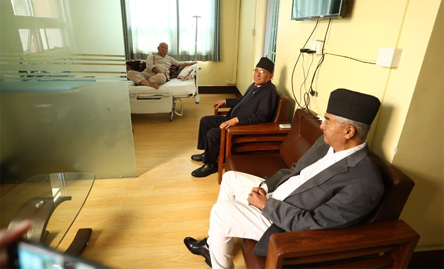 माधव नेपाललाई भेट्न शिक्षण अस्पताल पुगे देउवा र प्रचण्ड