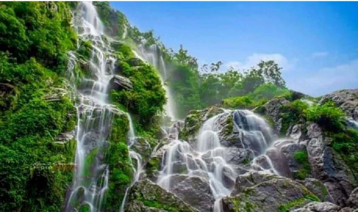 काफलडाँडा स्थित तीनधारा झरनाले स्थानीय बासिको मुहारमा ल्याएको खुशी