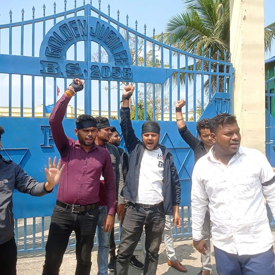 विधार्थी नेताहरुले टायर बालेर प्रदर्शन गरेका छन् ।