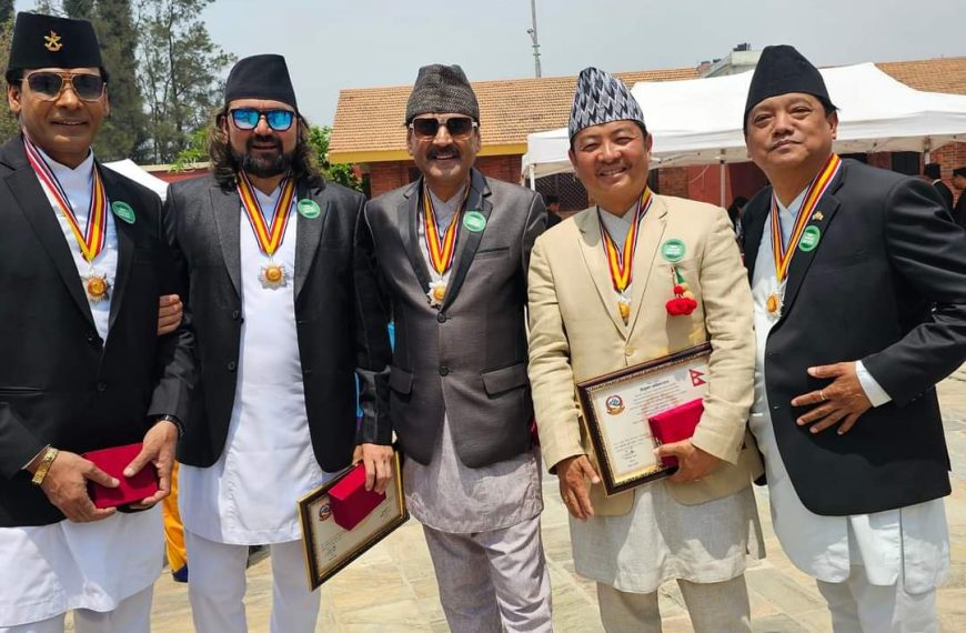 आज रास्ट्रपति भवन मा प्रबल जन सेवा श्री बाट बिभुषित भए प्रकाश सुवेदी सहित अन्य कलाकारलाई