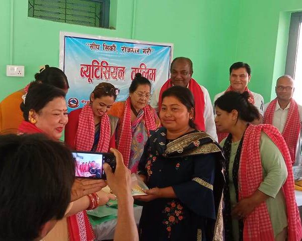 महिलाहरुलाई नि:शुल्क तालिम तालिम समाग्री सहितको कक्षा उद्द्घाटन भएको छ ।