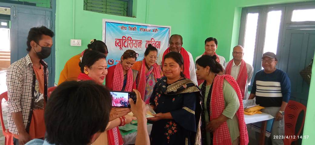 महिलाहरुलाई नि:शुल्क तालिम तालिम समाग्री सहितको कक्षा उद्द्घाटन भएको छ ।