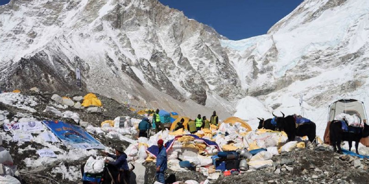 आरोहणको ७२ वर्षपछि सेनाद्वारा अन्नपूर्ण हिमालबाट फोहर सङ्कलन