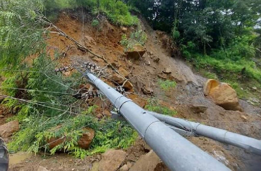 पहिरोले बेसिशहर चामे सडक अवरुद्ध