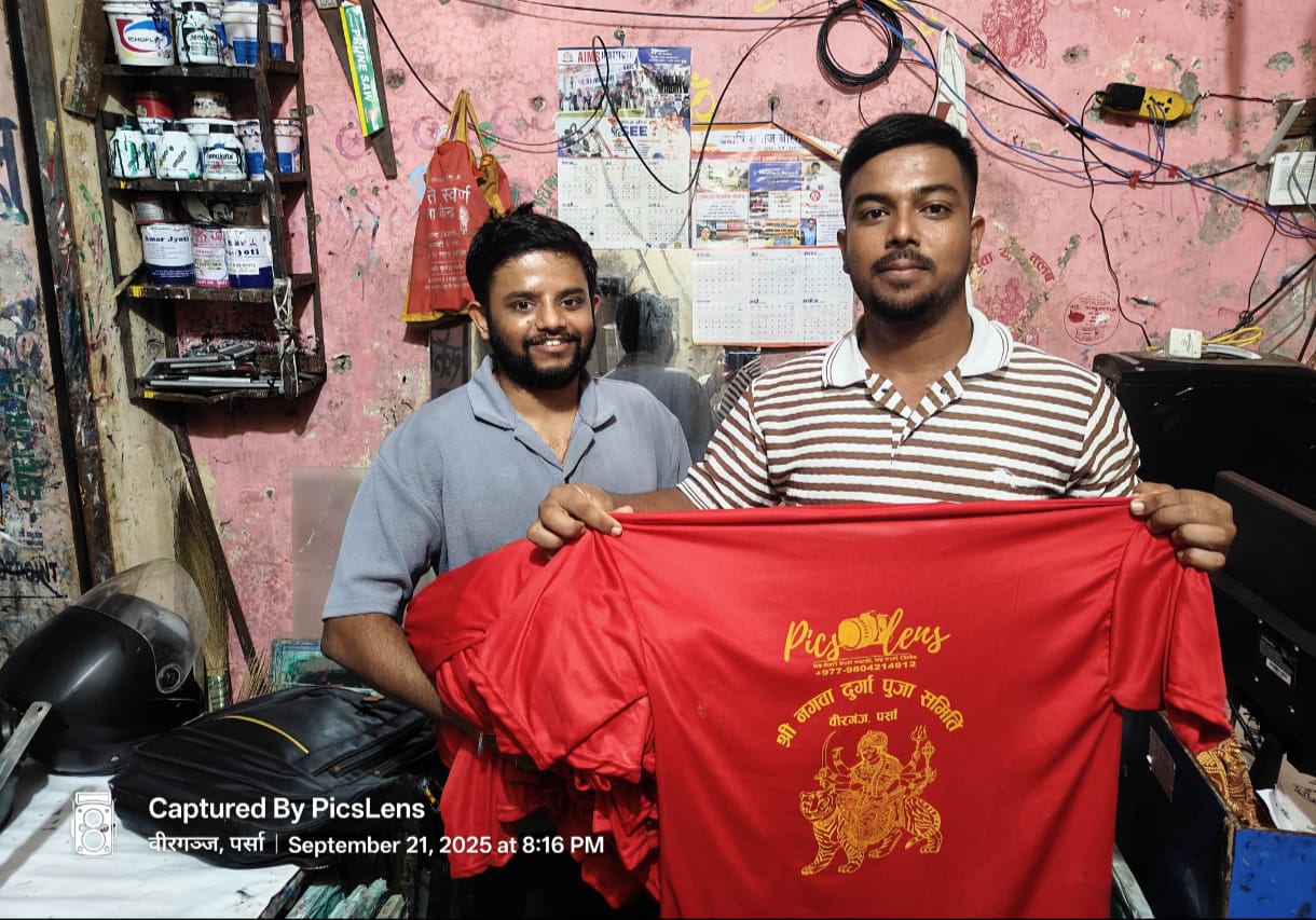 घटस्थापनामा पिक्स लेन्सद्वारा नव दुर्गा पूजा समितिलाई ३५ टि–शर्ट सहयोग