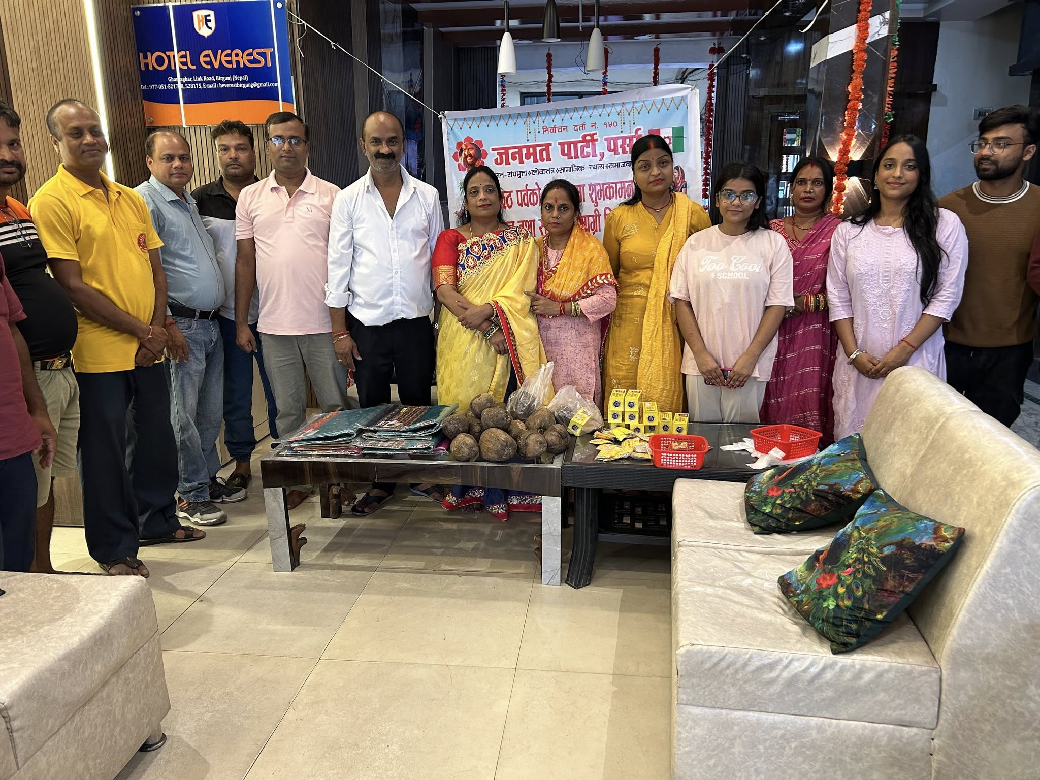 जनमत नेतृ कंचन गुप्ताको सौजन्यमा वीरगंजमा ब्रतालुलाई साडी र पूजाका सामग्री वितरण