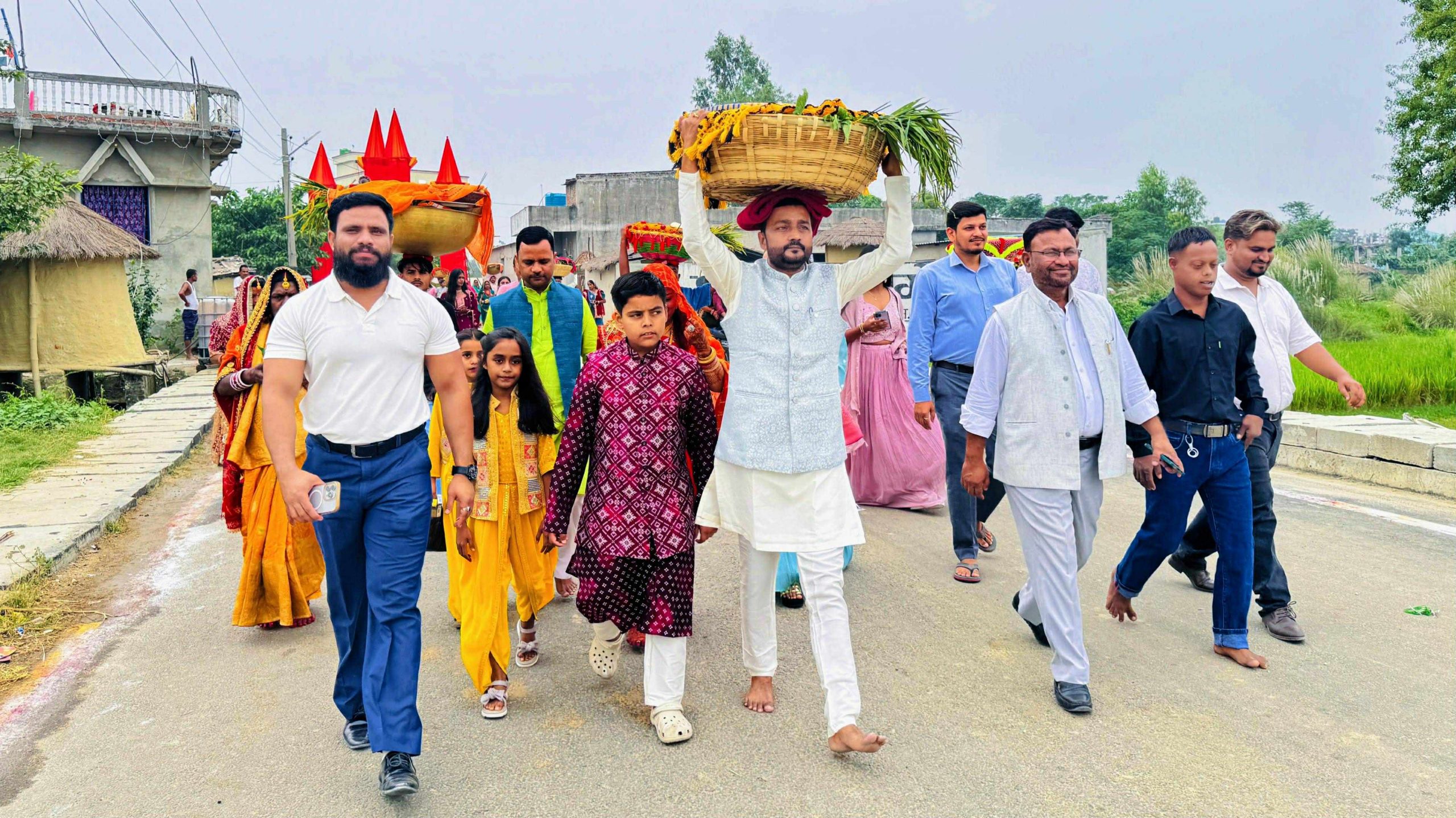 पूर्व खानेपानी मन्त्री प्रदीप यादवद्वारा मनियारी छठ घाटमा पूजा–अर्चना, ‘छठ हाम्रो साझा सांस्कृतिक पहिचान हो’
