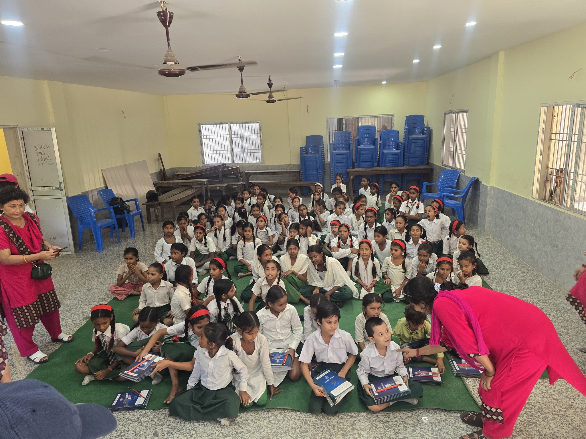 रोटरी क्लब अफ वीरगंज मेट्रोपोलिसको ‘स्कूल सहयोग परियोजना’ अन्तर्गत स्टेशनरी सामग्री वितरण