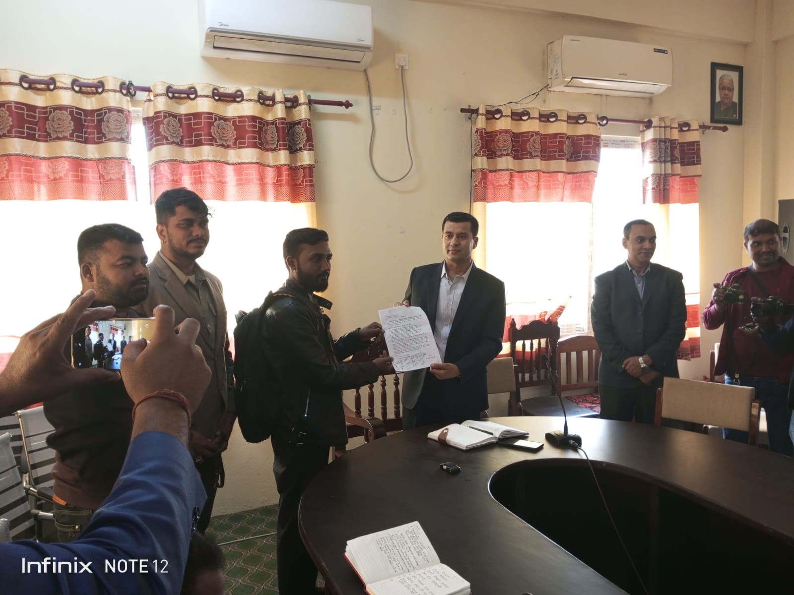 खुला सीमाको दुरुपयोग रोक्न पर्साका जेन–जी युवाद्वारा प्रमुख जिल्ला अधिकारीलाई ८ बुँदे ज्ञापन