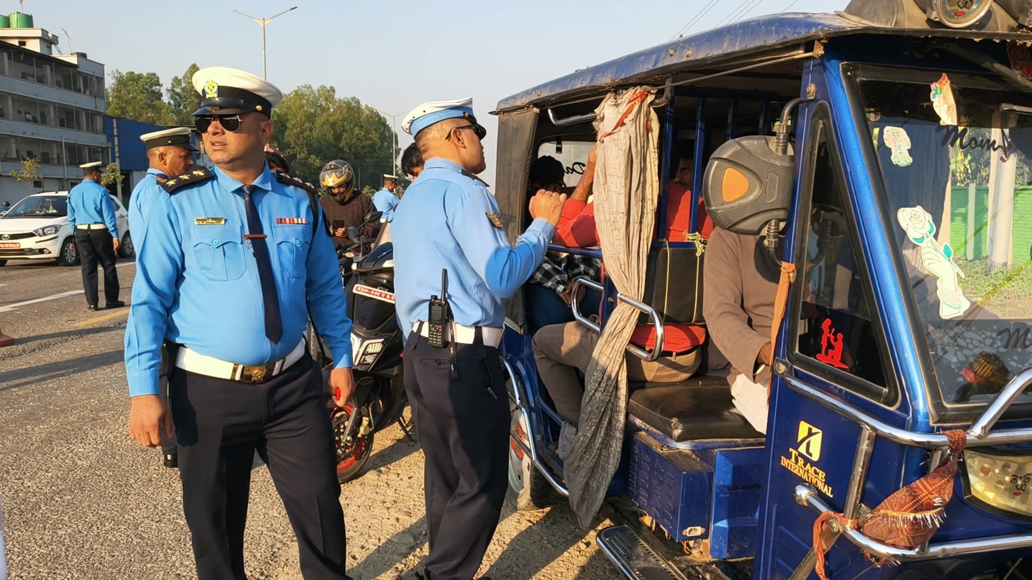 पर्सा ट्राफिक प्रहरीद्वारा आकस्मिक चेकिङ, सडक सुरक्षामा कडा निगरानी
