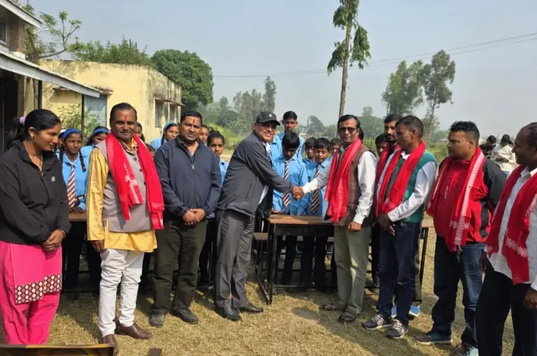 जनमत पार्टी पर्साद्वारा नेपाल राष्ट्रिय माध्यमिक विद्यालयलाई चार थान डेस्क–बेन्च प्रदान